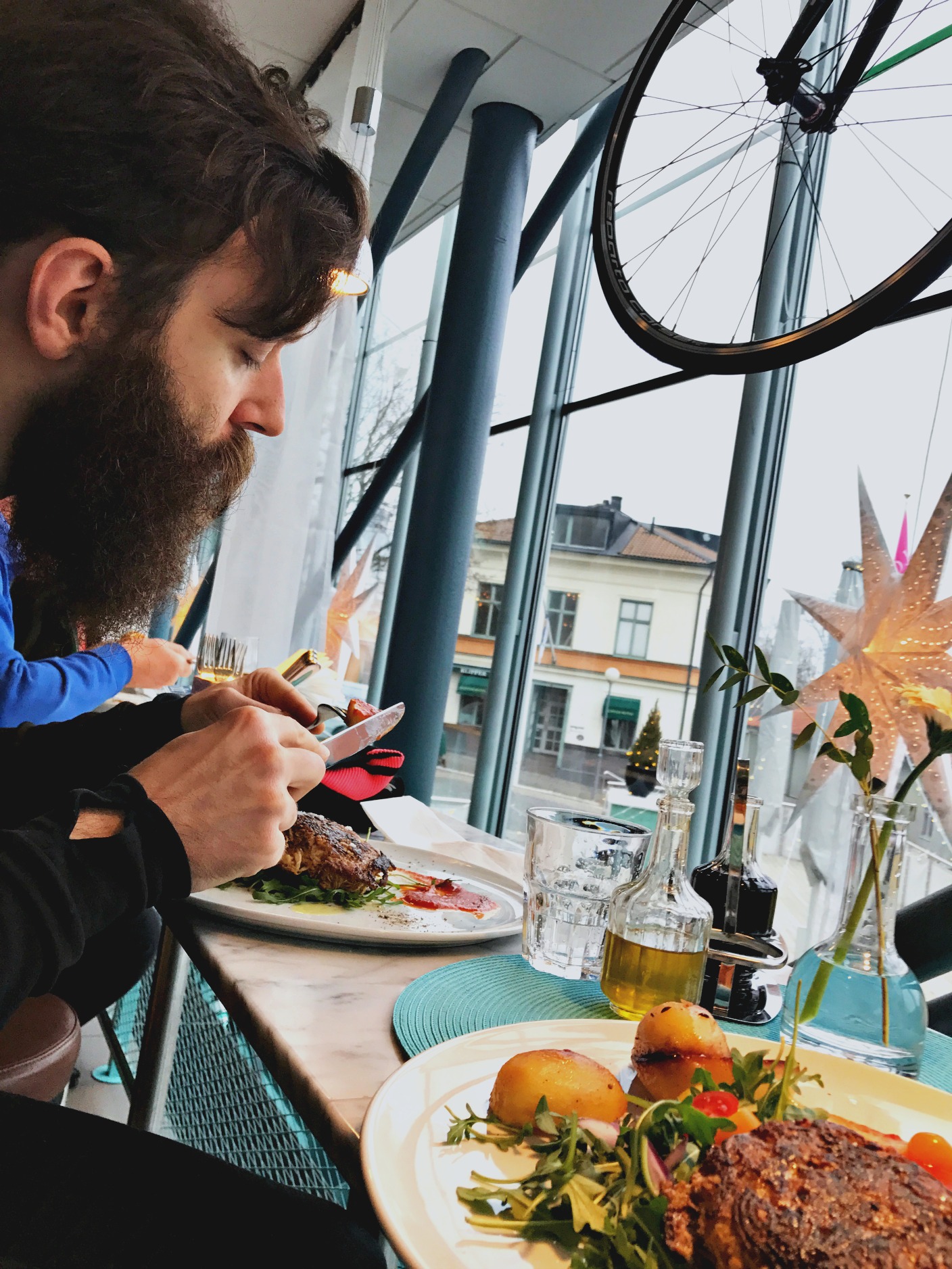 Vad gjorde Katja och Jonas på Bianchi Café & Cycles igår förutom att äta selleribiffar och ondgöra sig över att amarettobollarna är borta ur dessertdisken?
