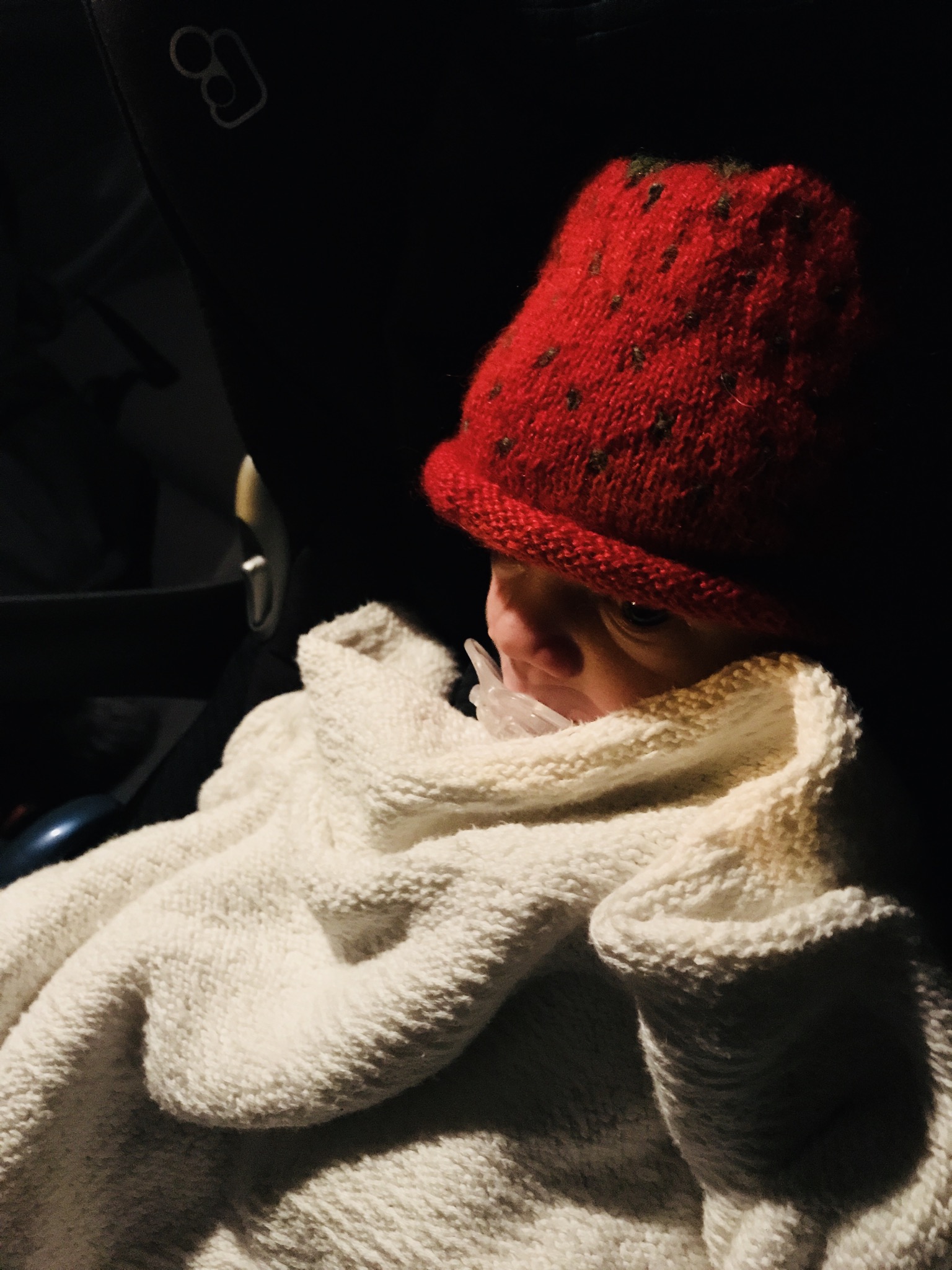 Hoppetuss fyller en månad och blir insnöad och chokladfläckig